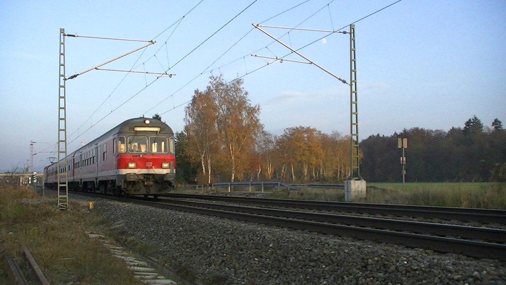 Eine n-Wagen Garnitur mit BR 143 am Zugschluss durchfhrt am 06.11.2011 als RB nach Lichtenfels die ehemalige Haltestelle Oberlangenstadt. Leider ist nur noch das Bahnhofsgebude und ein kleines Stck vom Bahnsteig brig geblieben. 