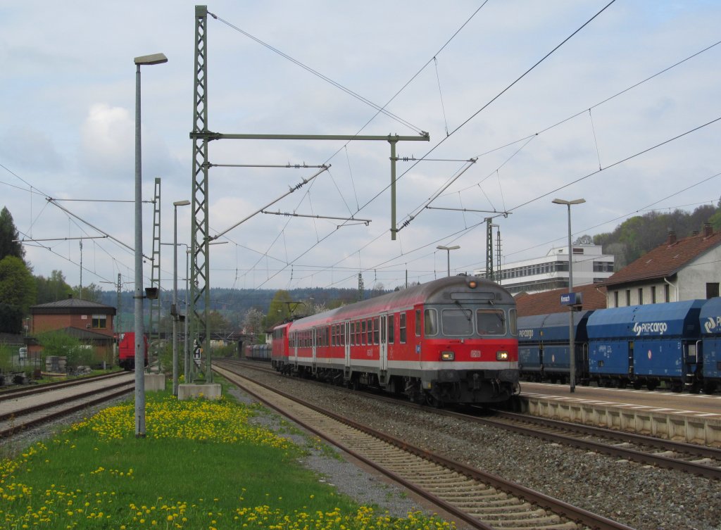 Eine n-Wagen Garnitur mit schiebender 111 227 erreicht am 03. Mai 2013 als RB Saalfeld - Bamberg den Bahnhof Kronach.