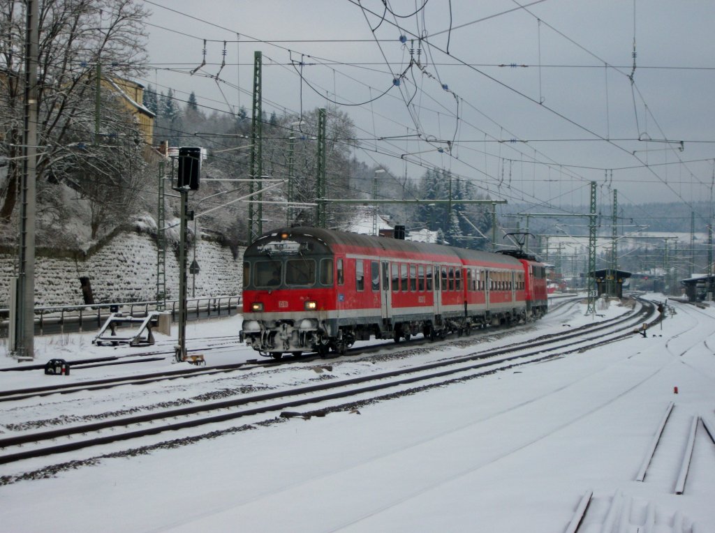 Eine n-Wagen Garnitur verlsst am 09.Februar 2013, mit schiebender 111 185, den Kronacher Bahnhof als RE 4983 nach Lichtenfels.