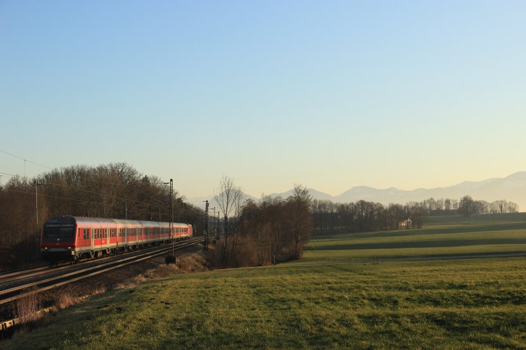 Eine n-Wagen Garnitur wird von einer 111 von Salzburg nach Mnchen geschoben.
Aufgenommen am 28.12.11 bei Hilperting.