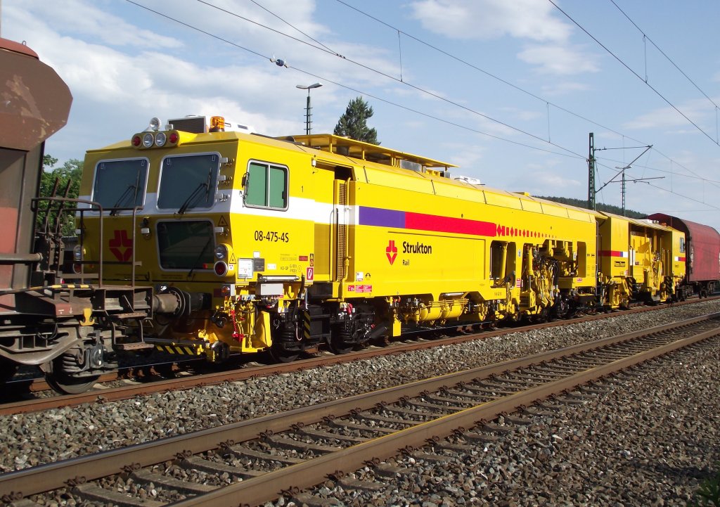 Eine nagelneue hollndische Stopfmaschine (99 84 942 0 524-3) der Strukton Rail war am 2. Juni 2011 im FIR 51750 (Nrnberg Rbf - Engelsdorf) eingereiht. Das Bild wurde in Kronach aufgenommen.