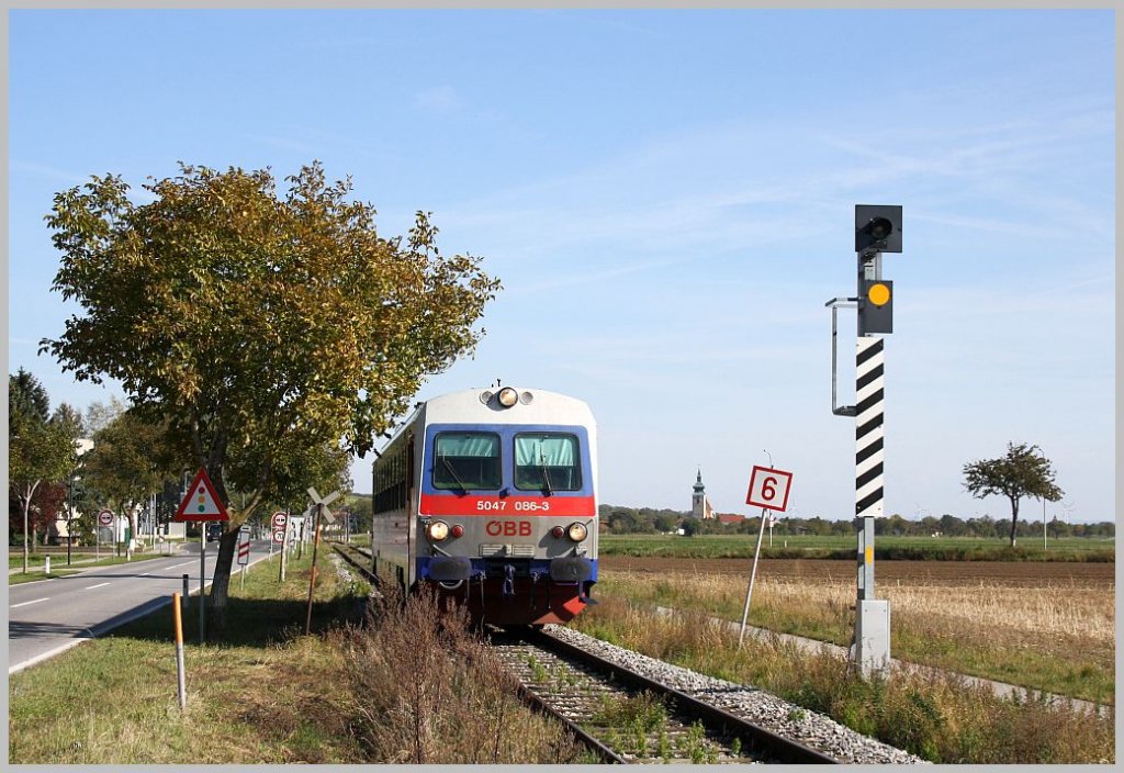 Eine Nebenbahn im Wiener Raum, von der ich bisher kaum Bilder sah, ist das sogenannte Schweinbarther Kreuz: Das Bild zeigt 5047 086 kurz vor dem Endbahnhof Obersdorf, 16.10.11