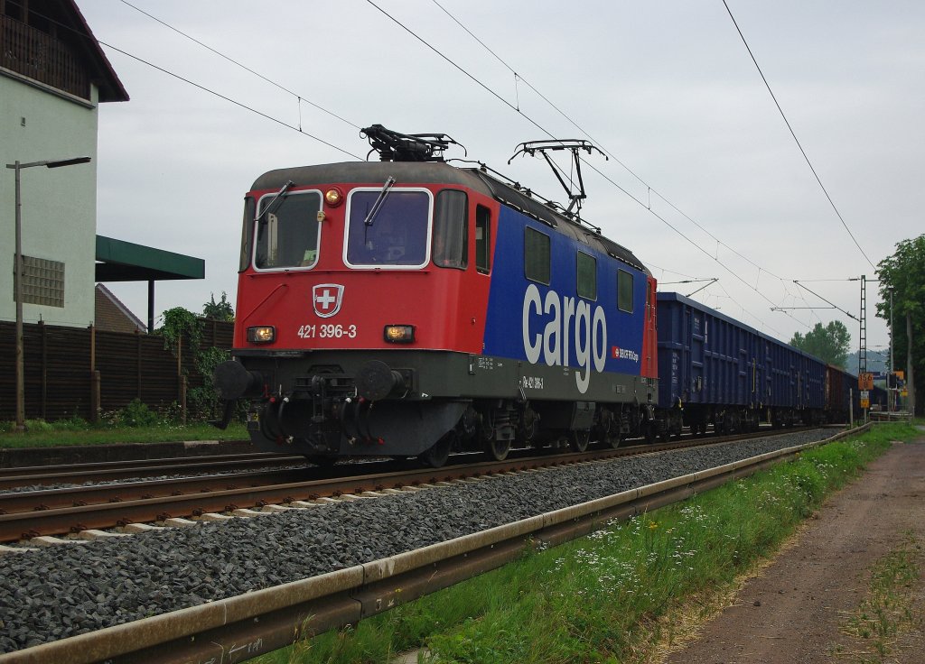 Eine nette alte Schweizerin zu Gast auf der KBS 610. Am 23.07.2010 kam 421 396-3 mit einem Gz in Richtung Sden durch Ludwigsau-Friedlos.