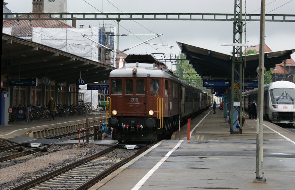 Eine nette berraschung hatte ich am 02.05.10, als ich in Konstanz on Tour war. Ae 6/8 BLS mit einem Sonderzug von Konstanz nach Altnau CH.
Leider hatte ich schlechtes Wetter. Rechts im Hintergrund steht der IC 2270 nach Greifswald.