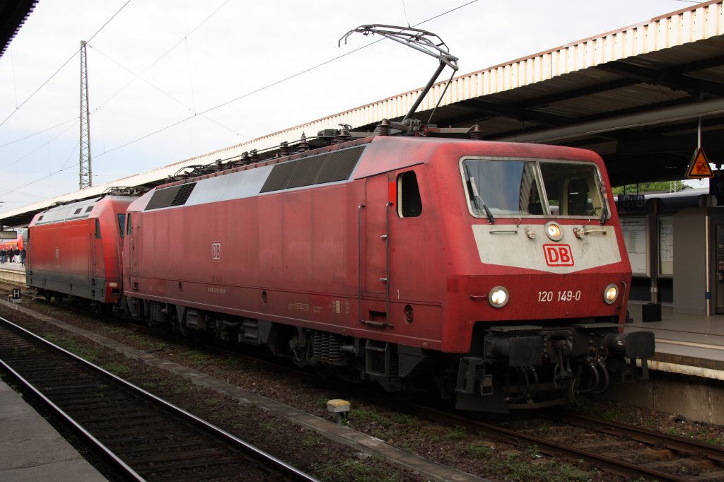 Eine nette berraschung im Magdeburger Hauptbahnhof war am 21.05.2010 die orientrote 120 149-0. Sie rangierte mit einer 101er im Bereich der Bahnsteiggleise.  