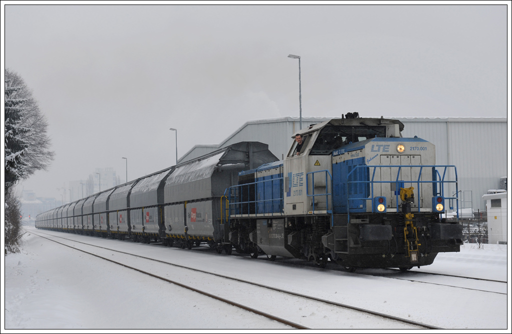 Eine neue ra hat mit 15.1.2013 begonnen. An diesem Tag rollte auf steirischer Seite der erste offizielle Zug zur Baustelle KAT 2 des Koralmtunnel  in Leibenfeld nchst Deutschlandsberg. Transportiert wurde Perlkies, welcher zur Verfllung des Spaltes zwischen dem Gebirge und der Tbbingauenseite  verwendet wird. Den 1600 Tonnen schweren Zug bespannte die seit November im Dienst der GKB stehenden 2170 001 der Tochterfirma LTE, als Schiebe fungierte GKB 1500.5.  Die Aufnahme zeigt 8533 bei der Ausfahrt aus dem Vorbahnhof des Graz Kflacherbahnhof. In weiterer Folge wird auf dem Schienenweg in Zukunft auch Zement angeliefert, respektive ein Teil des Abraummaterial per Zug abtransportiert.