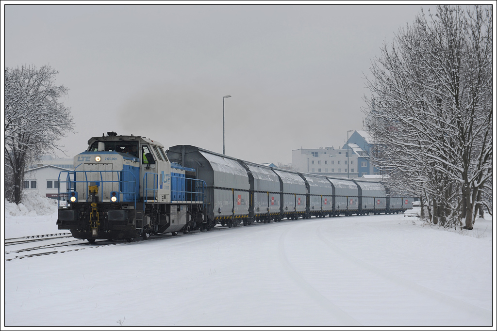 Eine neue ra hat mit 15.1.2013 begonnen. An diesem Tag rollte auf steirischer Seite der erste offizielle Zug zur Baustelle KAT 2 des Koralmtunnel  in Leibenfeld nchst Deutschlandsberg. Transportiert wurde Perlkies, welcher zur Verfllung des Spaltes zwischen dem Gebirge und der Tbbingauenseite  verwendet wird. Den 1600 Tonnen schweren Zug bespannte die seit November im Dienst der GKB stehenden 2170 001 der Tochterfirma LTE, als Schiebe fungierte GKB 1500.5.  Die Aufnahme zeigt 8533 bei der Ausfahrt aus dem Graz Kflacherbahnhof. In weiterer Folge wird auf dem Schienenweg in Zukunft auch Zement angeliefert, respektive ein Teil des Abraummaterial per Zug abtransportiert.