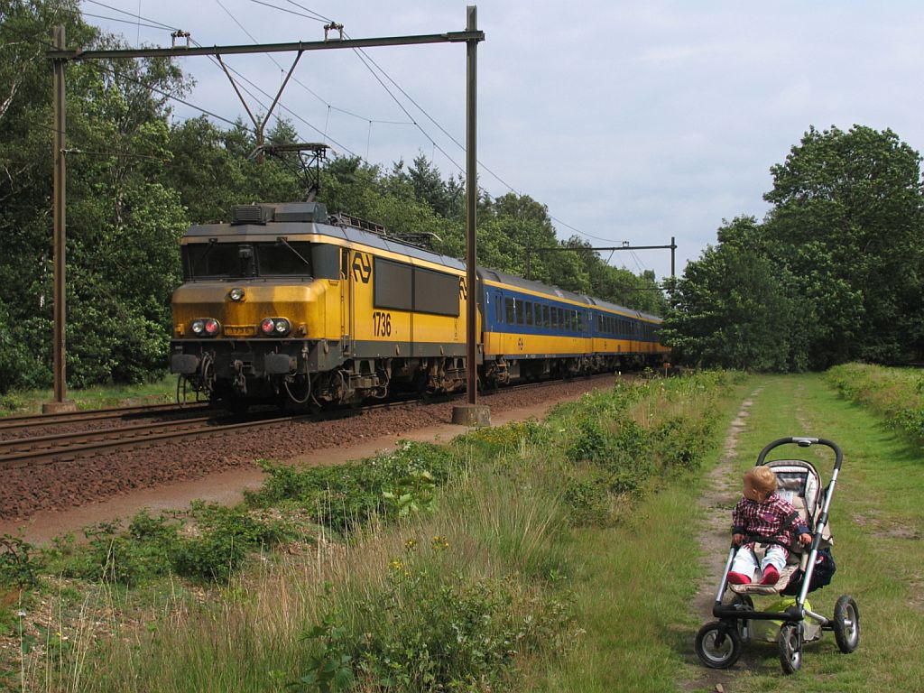 Eine neue Eisenbahnfreund? Elose Jolle beobachtet die 1736 mit ihre IC 1951 Den Haag CS-Venlo bei Deurne am 17-7-2012.