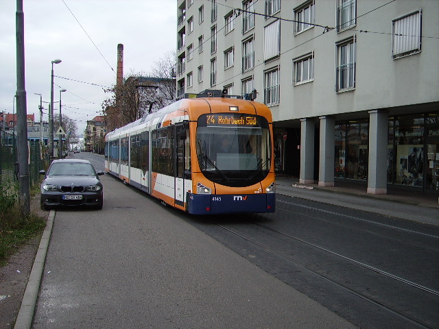Eine neue RNV Straenbahn der Linie 24 in der nhe des Heidelberger Hbf am 19.11.10