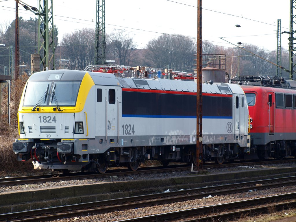 Eine neue Siemens Lok der SNCB, 1824, steht am 17.03.2010 in Aachen West vor einer 139er abgestellt. 