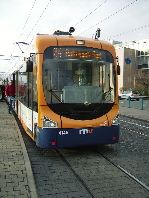Eine neue Stra�enbahn in Heidelberg am Hbf am 19.11.10