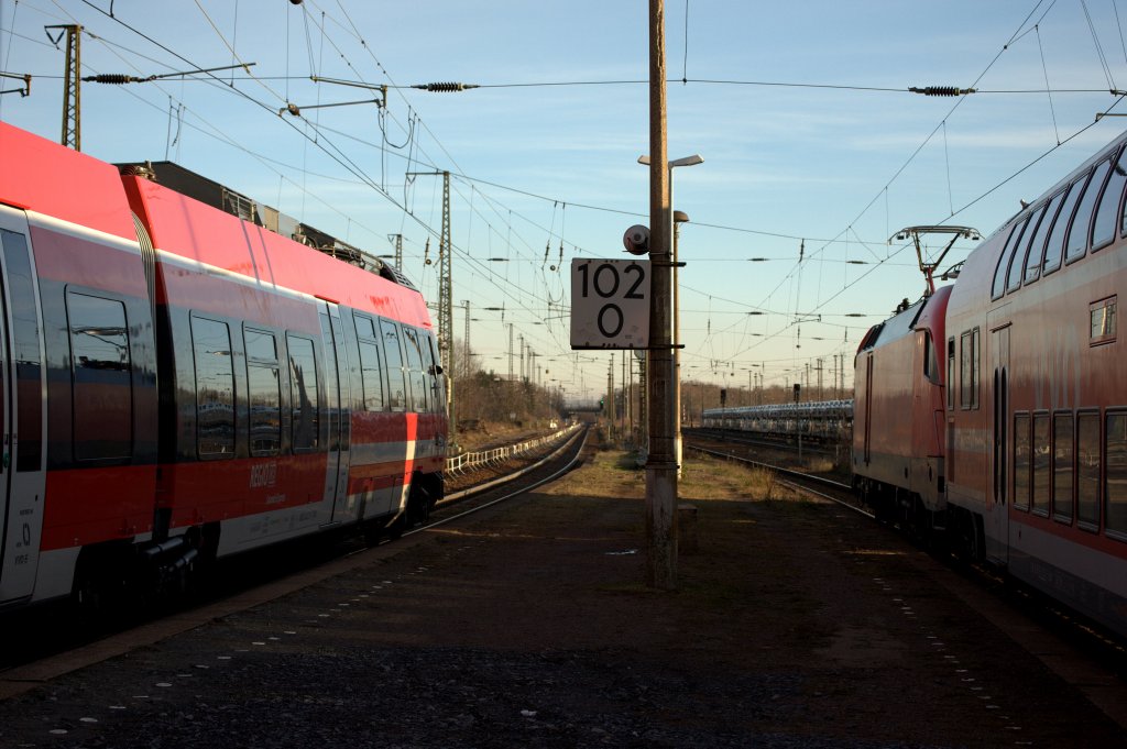 Eine nicht allt�gliche Begegnung am Kilometer  102.0 in Coswig. Da 442 811  als RE Saxonia versp�tet von Leipzig kommt, findet die Kreuzung mit der S1 nach Meissen Triebischtal am 01.12.12 gegen 13:27 Uhr in Coswig statt. Beide Z�ge fahren links ! 