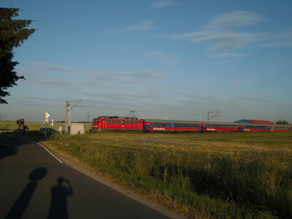 Eine nicht genau entzifferte 110  mit dem Bahn-tourist-express auf dem Weg von Berlin nach Warnemnde ca 1km vor Rostock Hbf, B Gragetopshof (Strecke ber Laage).
30.06.2010