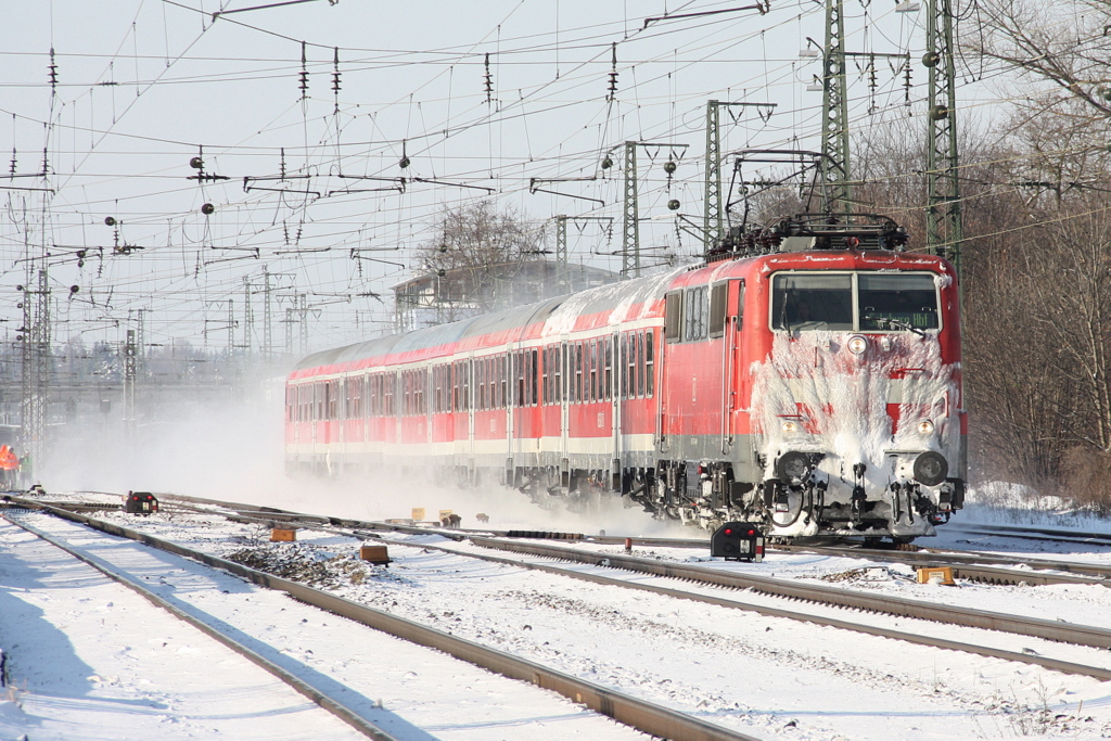 eine nicht identifizierbare 111 strmt am 6.12.2010 aus dem Bahnhof Rosenheim Richtung Salzburg
