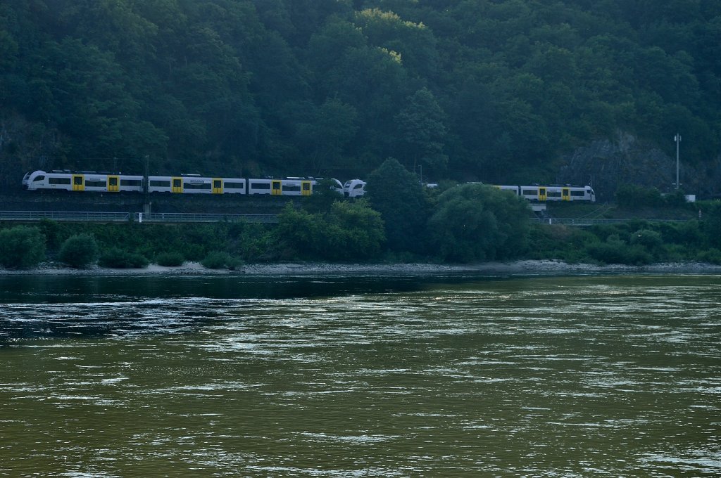 Eine nicht nher zubezeichnende Doppeleinheit der Mittelrheinbahn fhrt in Richtung Koblenz rheinabwrts linksrheinisch unweit der Loreley. Sonntag 21.7.2013