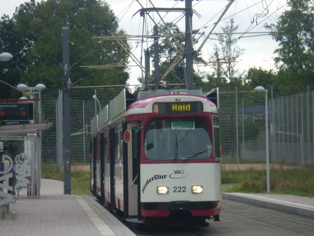 Eine Niederflurbahn der VAG-Freiburg hier an der Insbruckerstrasse. 
Heute fhrt sie die Linie 3 (Vauban-Haid). Freiburg -Vauban im Sommer 2009 