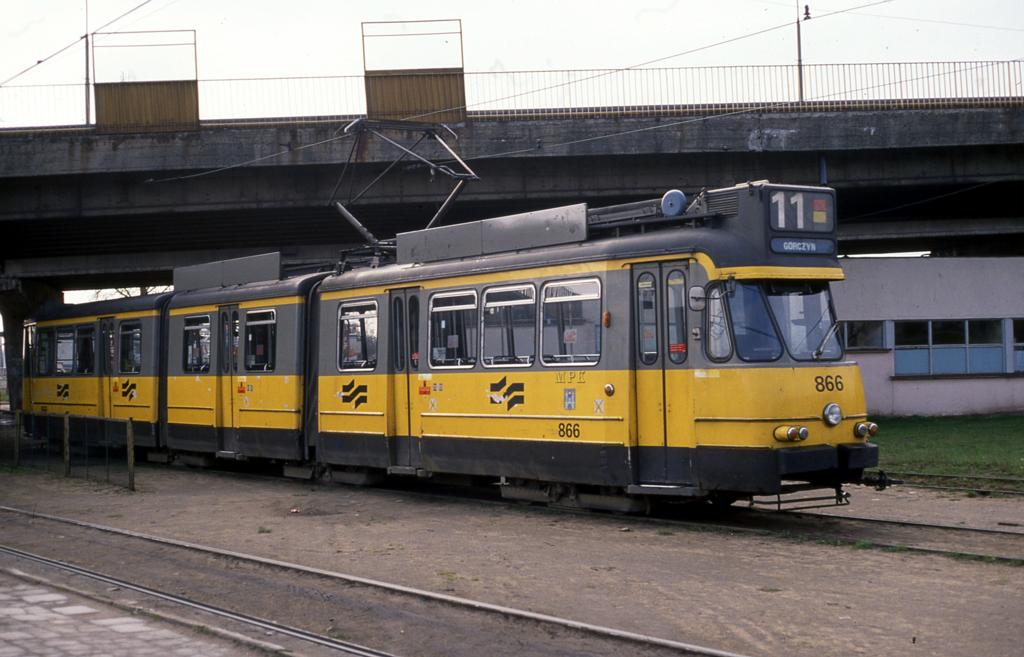 Eine niederlndische Tram in Polen. Am 20.4.2000 fuhr mir in Poznan diese
Straenbahn Nr. 866, unverkennbar ehemals in den Niederlanden aktiv,
ber den Weg.