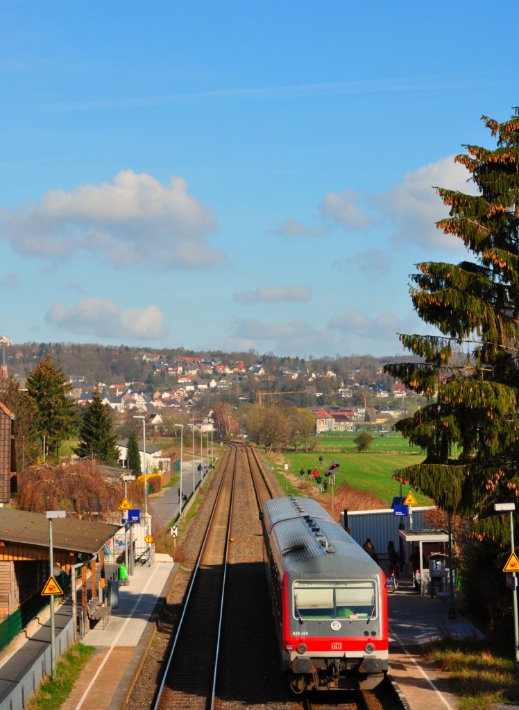 Eine normale Regionalbahn? Am 1.April.2012 konnte ich 628 409 am Bahnhof B�sperde den Zug  ablichten. Eigentlich sollte die Bahn schon l�ngst Abgefahren sein, aber zum 100 J�hrigen Jubil�um der H�nnetalbahn musste die RB noch warten auf den Sonderzug der an diesem Sonntag nach Sonderfahrplan verkehrte. Im Vordergrund stehen auf der Wiese ein dutzend Fotografen die den historischen Zug  auf ihrem Kamera-Chip Festbrennen m�chten. 