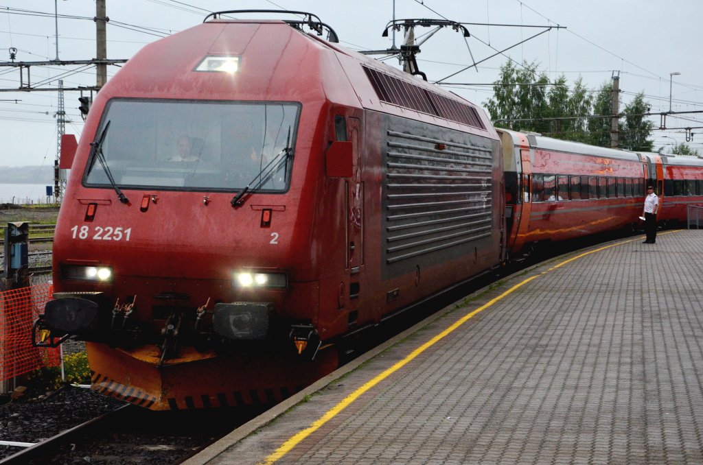 Eine NSB El 18 2251  E-Lok mit Anhang bei der Einfahrt in Hamar Richtung Oslo am 09.07.2012. 
