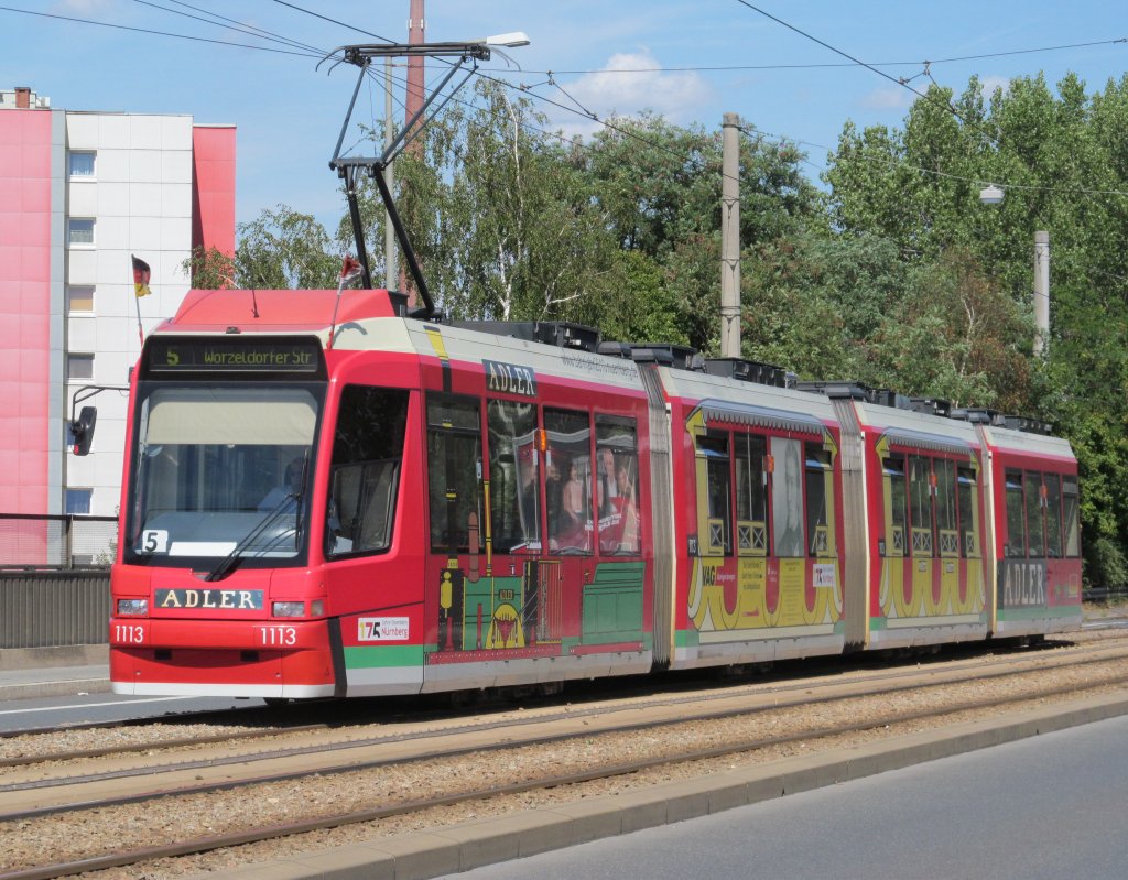 Eine Nrnberger Straenbahn der Linie 5 berquert am 29. August 2012 die Brcke ber den Nrnberger Rbf.