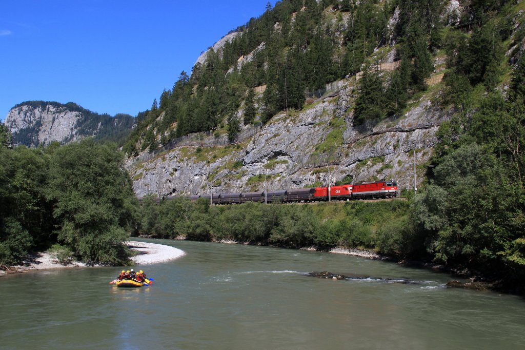 Eine BB 1144 und eine 1x16 ziehen am 17.08.12 einen leeren Erzzug durchs Gesuse.
Hier bei Johnsbach im Nationalpark.
Mit perfektem Timing kriegt man sogar ein, oder sogar mehrere Rafing Boote auf der Enns mit aufs Bild. 