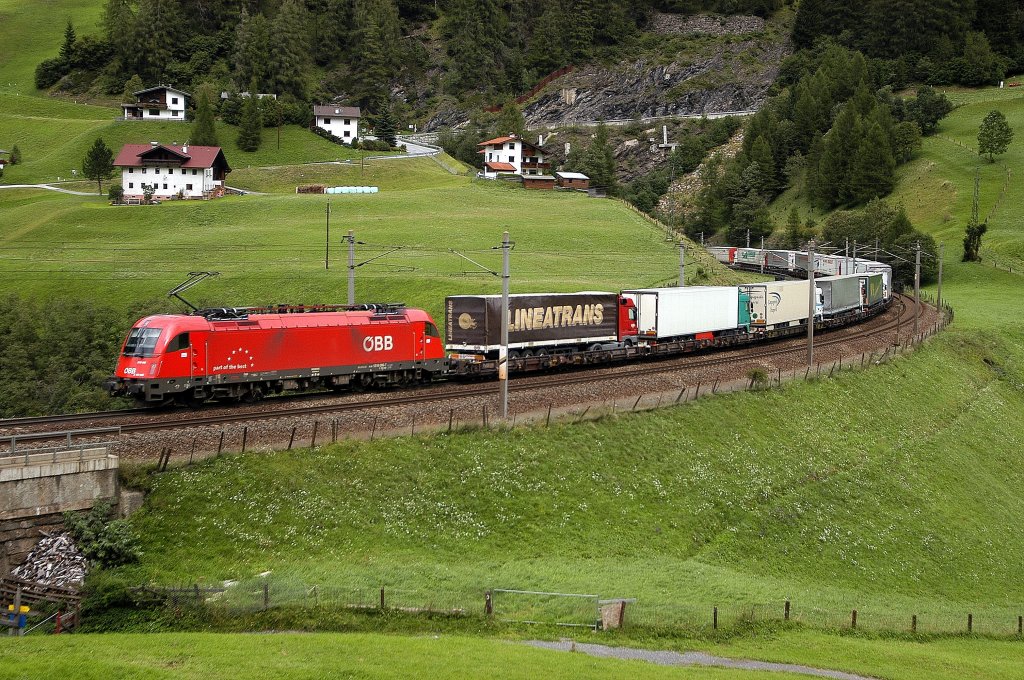 Eine ÖBB 1216 zieht eine RoLa durch die St. Jodoker Kurve in Richtung Brenner, 01.09.10