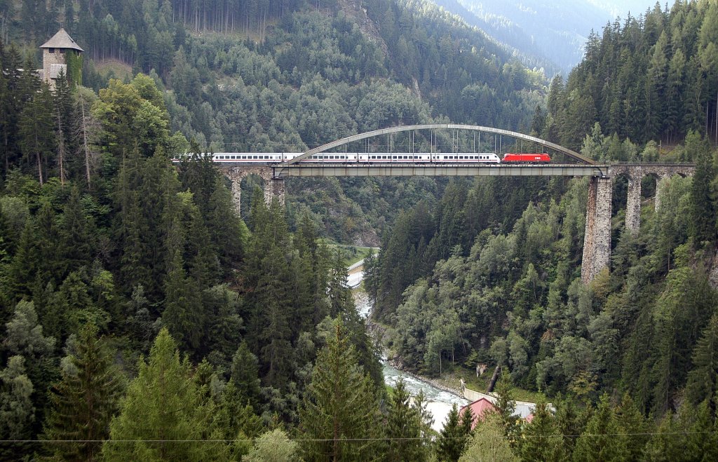 Eine ÖBB 1X16 mit DB-IC 118 Salzburg Hbf - Münster (Westf) Hbf auf der Trisanna-Brücke in Richtung St. Anton, 05.09.10