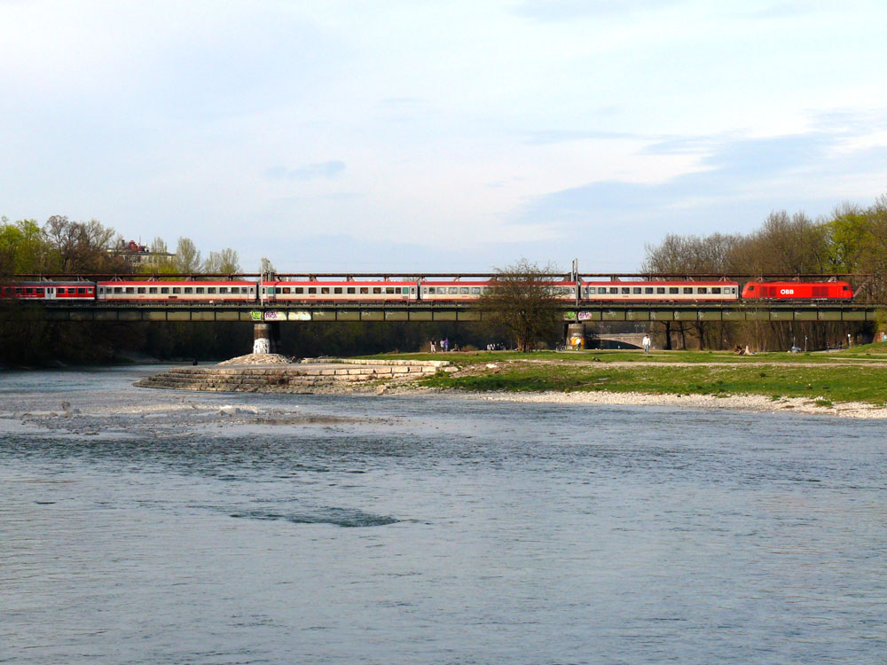 Eine BB 2016 (Herkules) berquert mit dem RE 969 nach Linz die Isar; Mnchen, 05.04.2011
