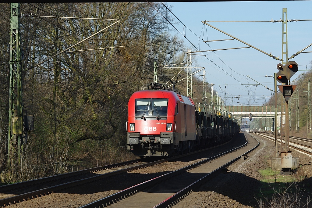 Eine sterreicherin im hohen Norden Deutschlands: 1116 195-7 mit Autotransportwagen in Fahrtrichtung Hannover. Aufgenommen am 02.04.2011 in Dedensen-Gmmer.