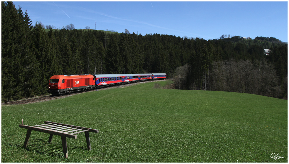 Eine sterreichrundfahrt der Fa. BahnTouristikExpress GmbH gab es dieser Tage, hier 2016 046 mit SD 14622 von Bleiburg nach Zeltweg, kurz vor dem Scheitelpunkt des Obdacher Sattels.
27.4.2012