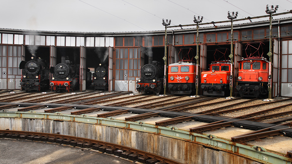 Eine Parade gab es noch auf der Drehscheibe in Attnang Puchheim.Die Loks 78.618 + 38.1301 + 77.28 + 657.2770 + 1141.21 + 1020.37 + 1245.518 prsentierten sich im Rundlokschuppen.(ffentliche Veranstaltung)
13.3.2011