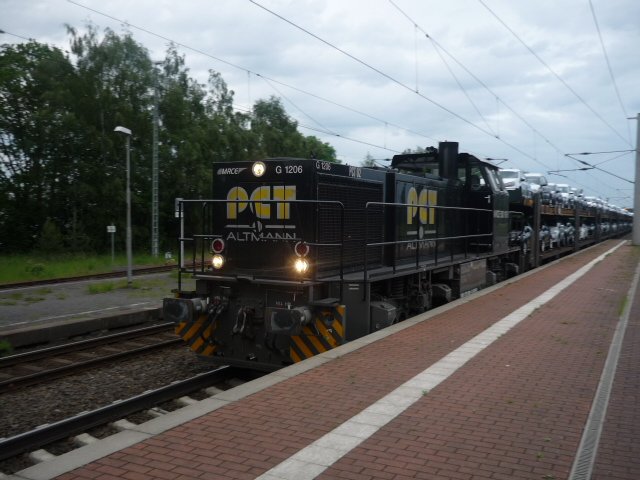 Eine PCT G 1206 mit Autozug durchfhrt den Bahnhof Gifhorn.