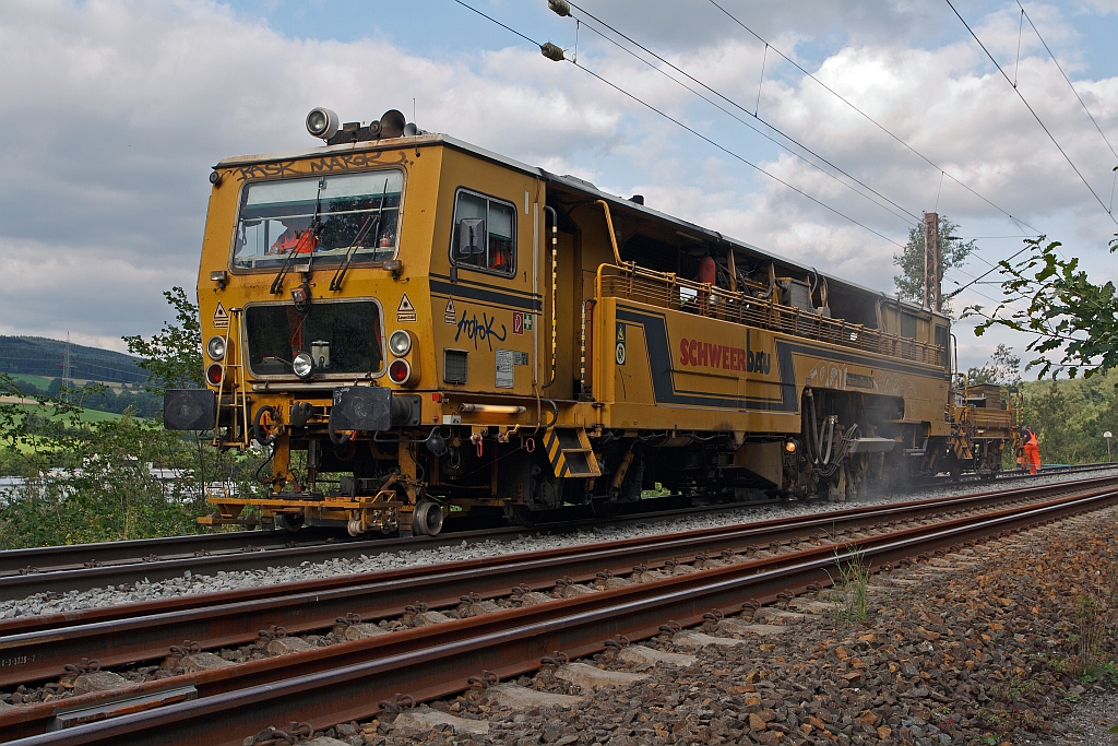 Eine Plasser & Theurer Zweischwellenstopfmaschine 09-32 CSM (Schweres Nebenfahrzeug 97 40 68 533 17-9) der Fa. Schweerbau am 29.07.2011 in Wilnsdorf-Anzhausen (an der KBS 445) in Einsatz. 