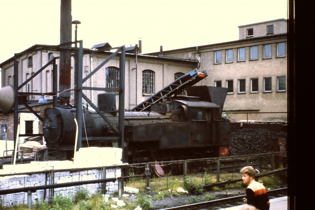 Eine preu�ische T 12 als station�re Heizanlage, aufgenommen bei einem Zwischenhalt aus dem D-Zug von Berlin nach Stralsund 1976.