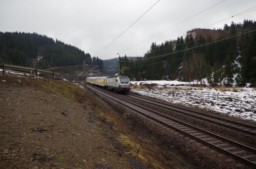 Eine Prima II hngt am 21.03.2013 am Zugschluss eines Messzuges gezogen von einer BR 186 bei Frtschendorf. 