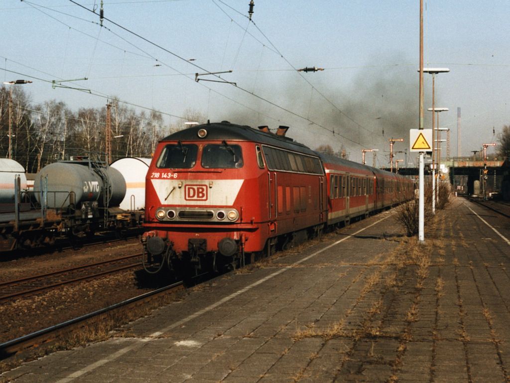 Eine qualmende 218 143-6 mit RE 14 Der Borkener 10221 Borken-Langenberg auf Bahnhof Gladbeck-West  am 26-2-2003. Bild und scan: Date Jan de Vries.