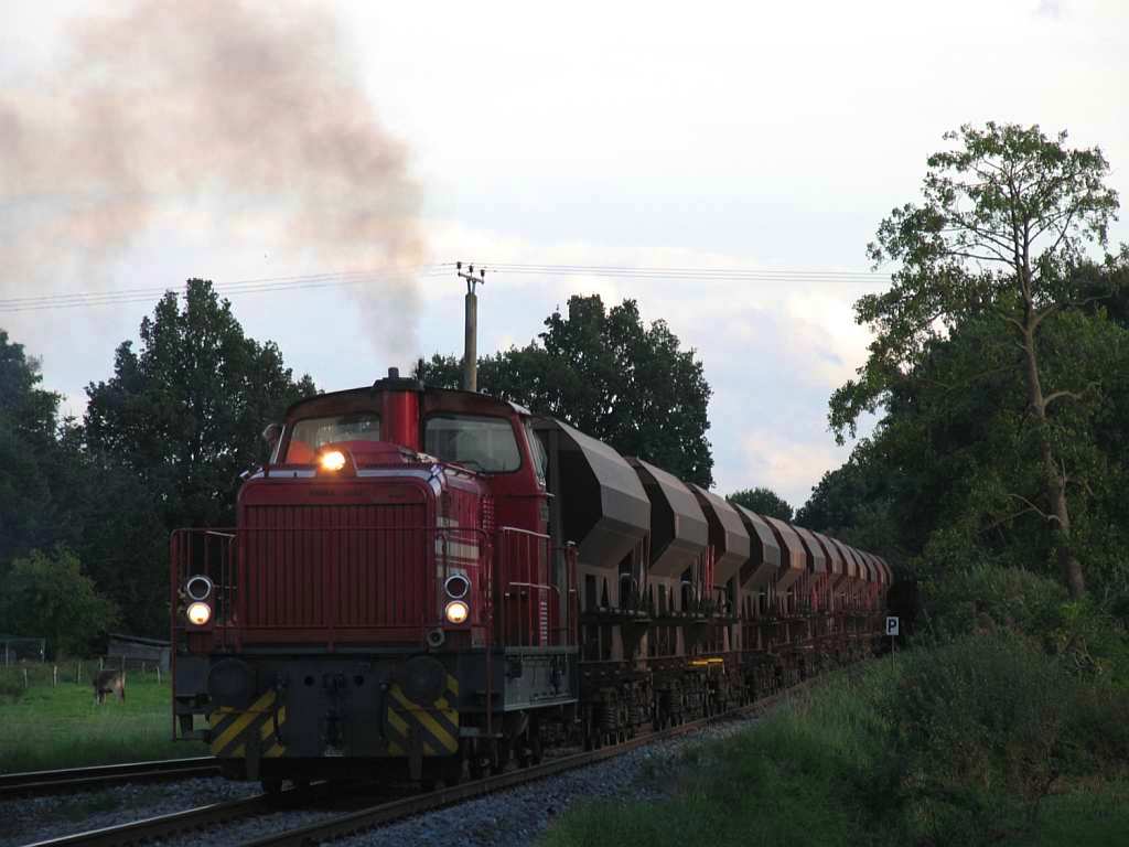 Eine qualmende D22 als Dr�cklok mit G�terzug 229 Coevorden de Heege-Bentheim Nord bei Esche am 18-9-2012.