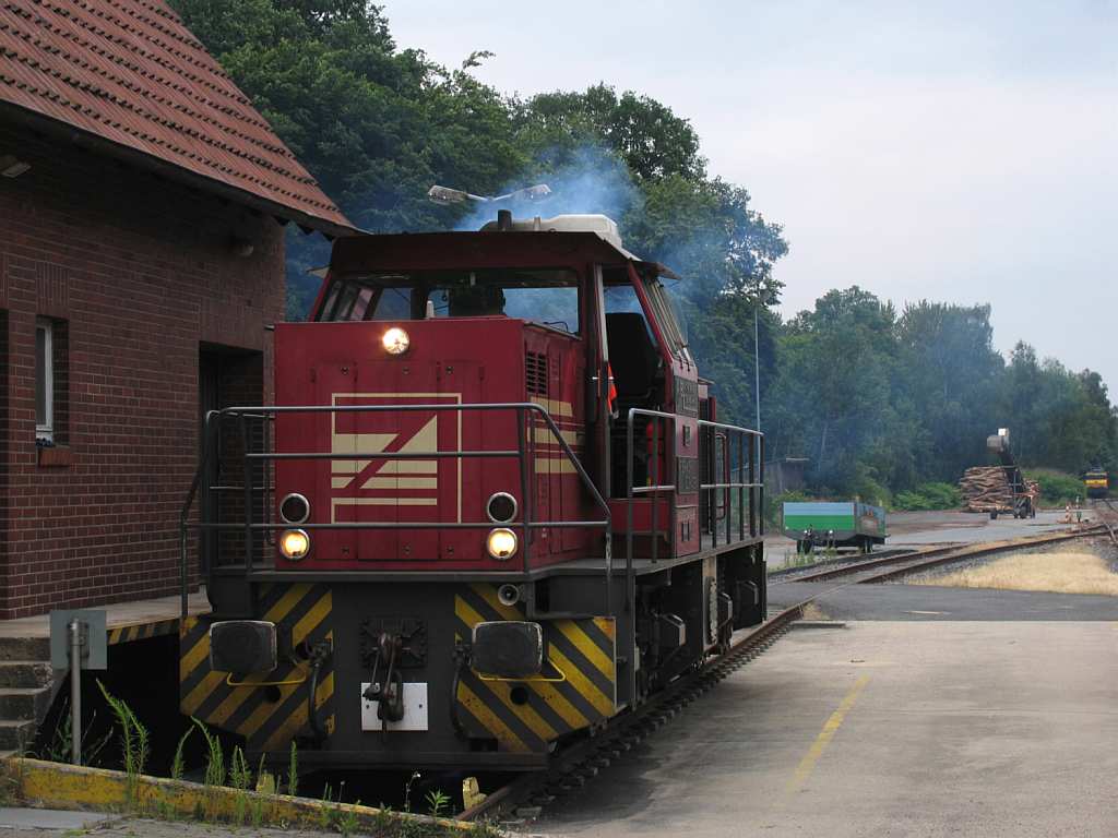 Eine qualmende D24 (272 004-9) der Bentheimer Eisenbahn AG auf Bahnhof Bentheim Nord am 10-7-2012.