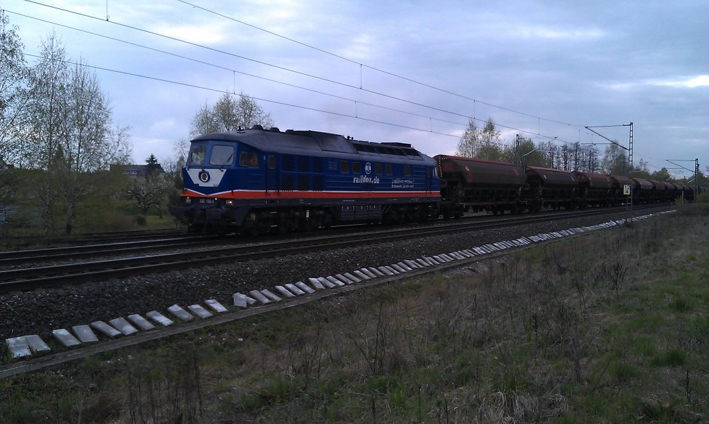 Eine Raildox 232er durchfhrt am 27.04.2012 mit Getreidewagen den Bahnhof Neuses bei Kronach in Richtung Saalfeld.
