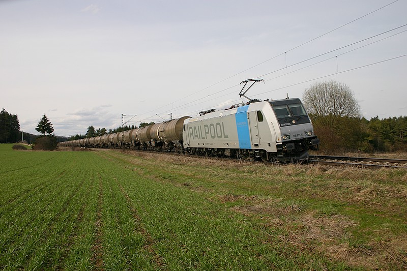 Eine Railpool 185 mit einem Kesselzug nach Straubing bei Parsberg unterwegs.(3.4.2010)
