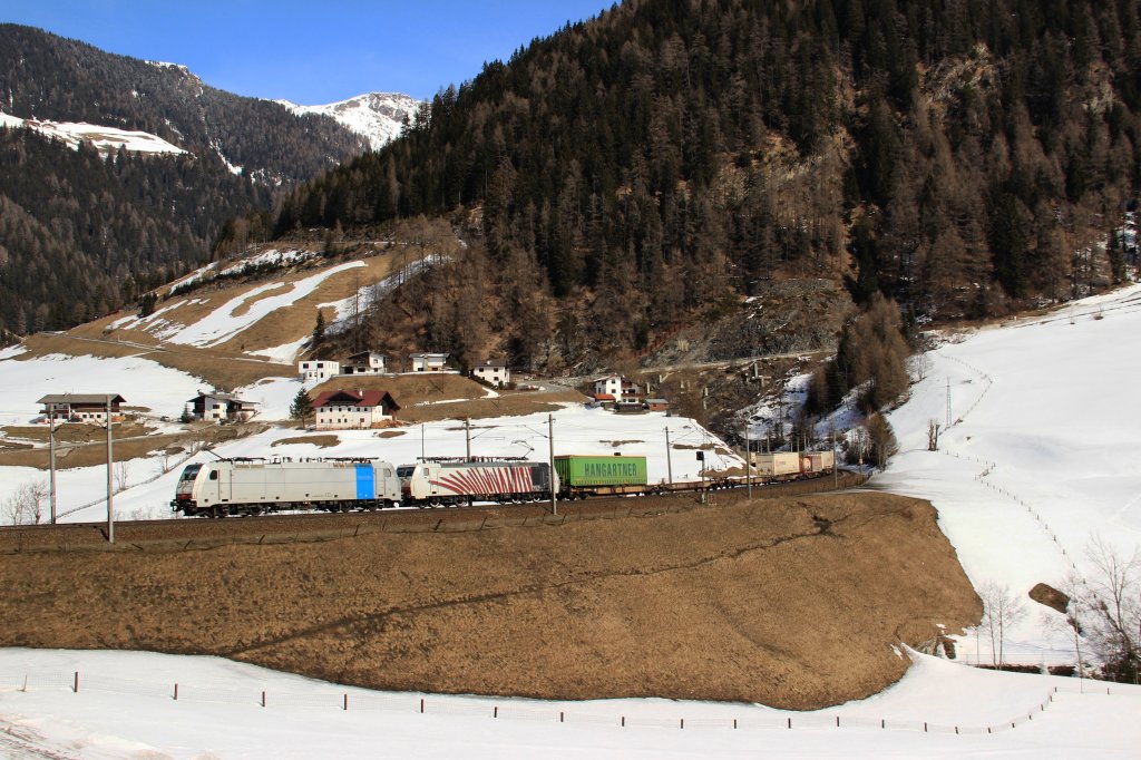 Eine Railpool 186 und LoMo 189 918 ziehen einen KLV am 10.03.12 bei St.Jodok zum Brenner.