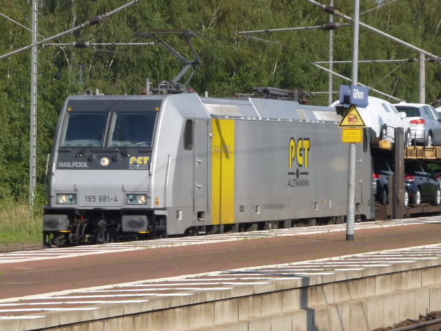 Eine Railpool´s 185 681-4 der PCT Altmann Bahngesellschaft fhrt gerade durch den Bahnhof Gifhorn. Aufgenommen am 21.08.2010.