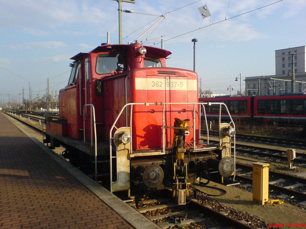Eine Rangierlok (362 937-5) stand am 26.03 auf dem Abstellgleis am Dresdner Hbf.