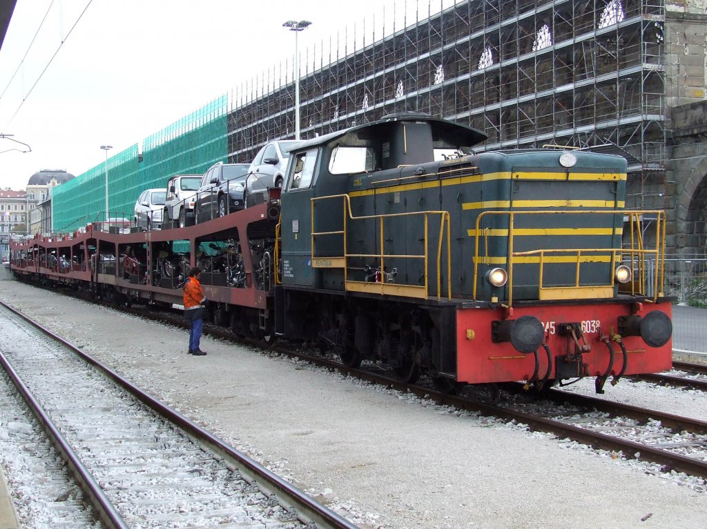 Eine Rangierlok rangiert am 30.10.2010 ein paar DB AutoZug Wagen von Beladerampe in Richtung Schlafwagen, um sp�ter in Richtung Villach/ Neu Isenburg/ D�sseldorf zu fahren.