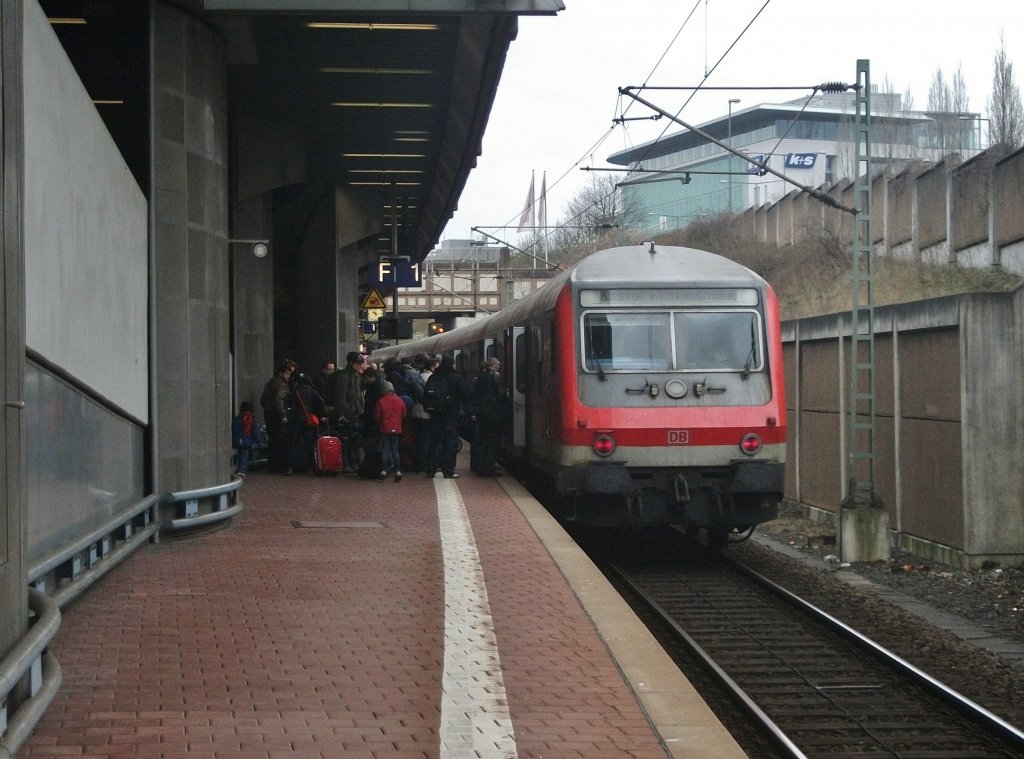 Eine RB aus Halle(S) steht am 31.Mrz 2012 in Kassel-Wilhelmshhe. Zuglok war 143 043.