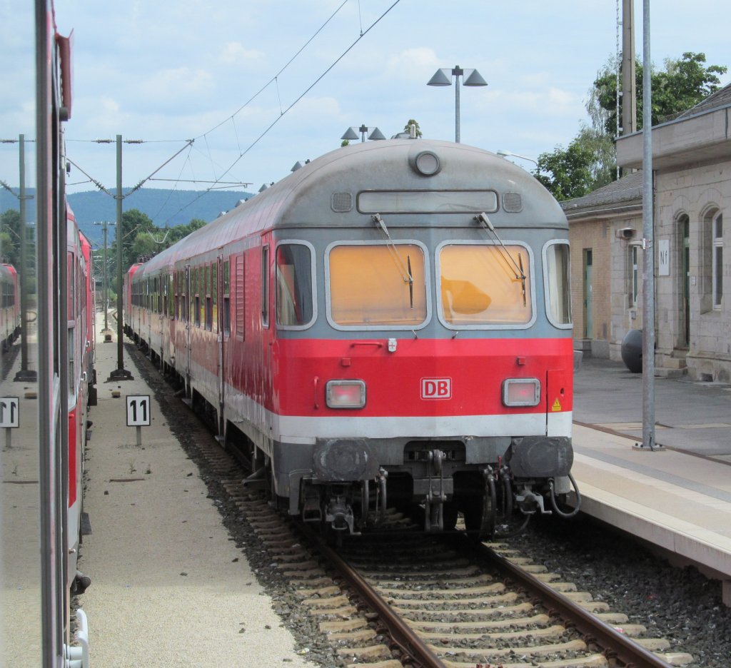 Eine RB von Coburg nach Sonneberg verlsst am 17. August 2012 den Bahnhof Neustadt (b Coburg). Fotografiert aus einer RB von Sonneberg nach Lichtenfels.