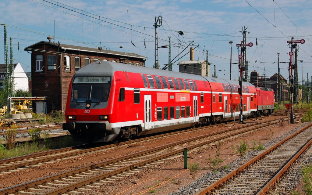 Eine RB erreicht am 31.07.10 Chemnitz Hbf. Der Tf hat schon die Anzeige auf das nchste Fahrziel umgestellt.