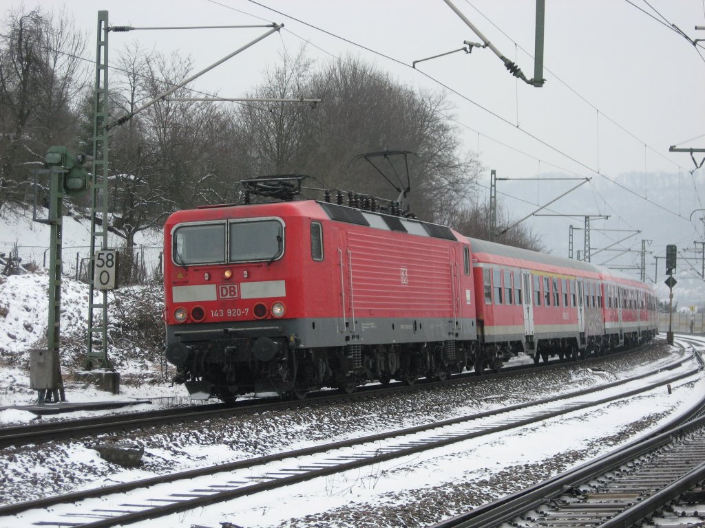 Eine RB Geislingen-Plochingen fhrt noch pnktlich in den ersten Halt Geislingen-West auf Gleis 103 ein. Der Zug ist gebildet aus 143 920, 3 N-Mittelwagen und einem Karlsruher STW. 26.03.2013. 
