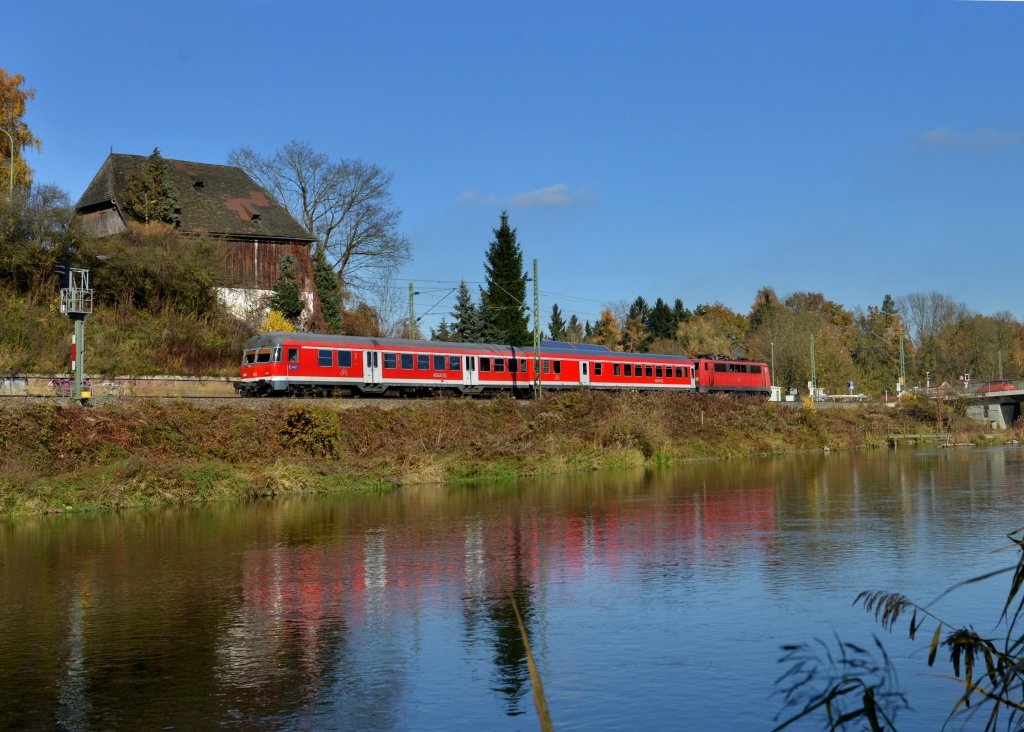 Eine RB von Landshut nach Freising mit einem Karlsruher Steuerwagen am 09.11.2012 unterwegs bei Moosburg.