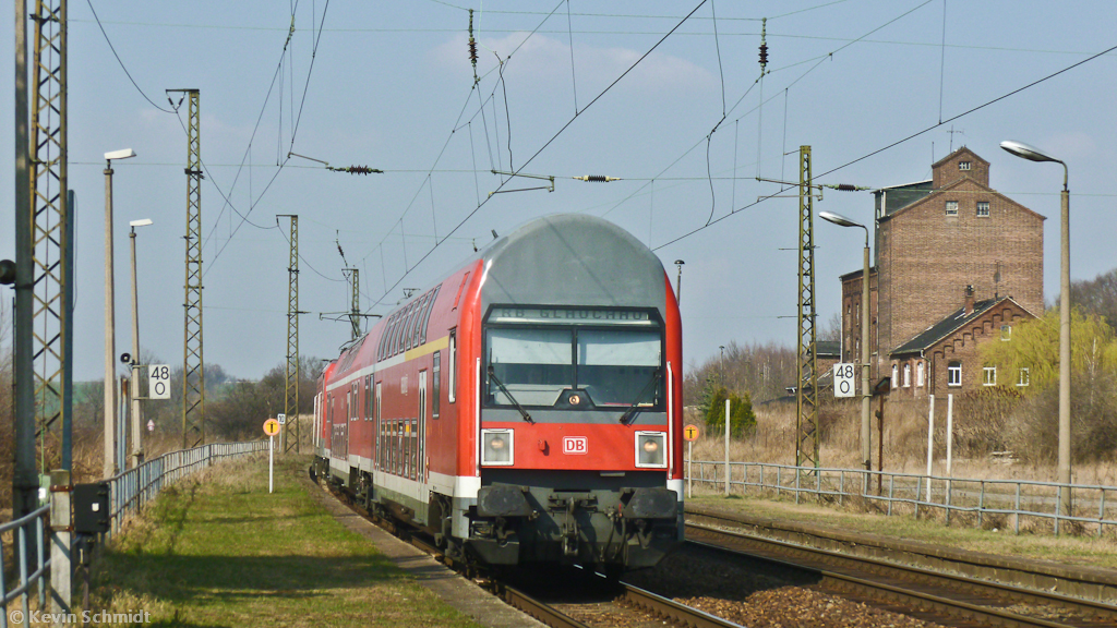 Eine RB von Leipzig nach Glauchau erreicht den Bahnhof Lehndorf (Altenburg). (24.03.2012)